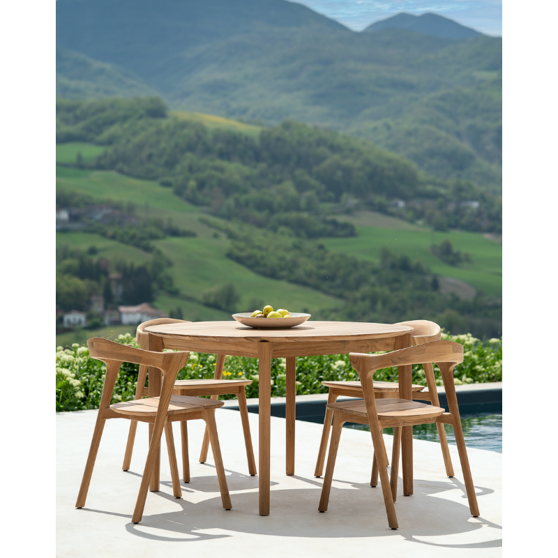 The Bok Outdoor Dining Chair from Ethnicraft next to a pool.