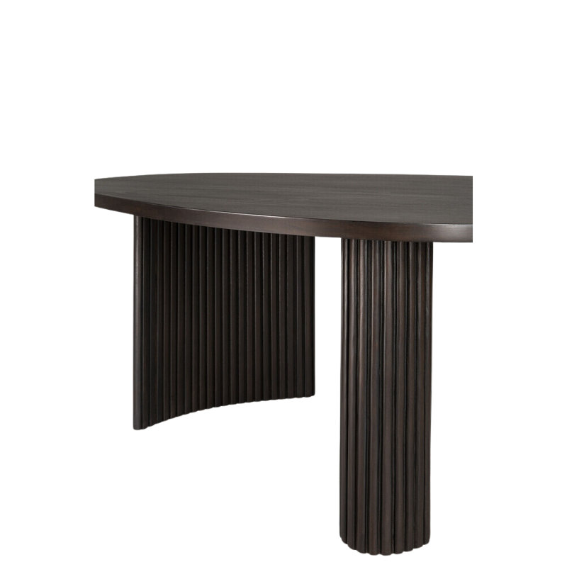 A close up on the legs of the Boomerang Coffee Table from Ethnicraft, made from 100% mahogany.