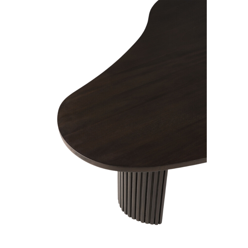 A close up on the table of the Boomerang Coffee Table from Ethnicraft, made from 100% mahogany.