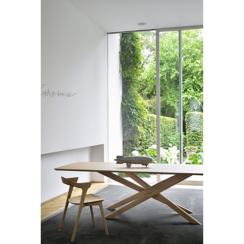 The Mikado rectangular dining table, designed by Alain van Havre, has been one of our most recognizable designs for years. Its sculptural character is the result of a quest to find a balance between functionality and stability. Mikado’s legs interlock like a well-thought-out puzzle.