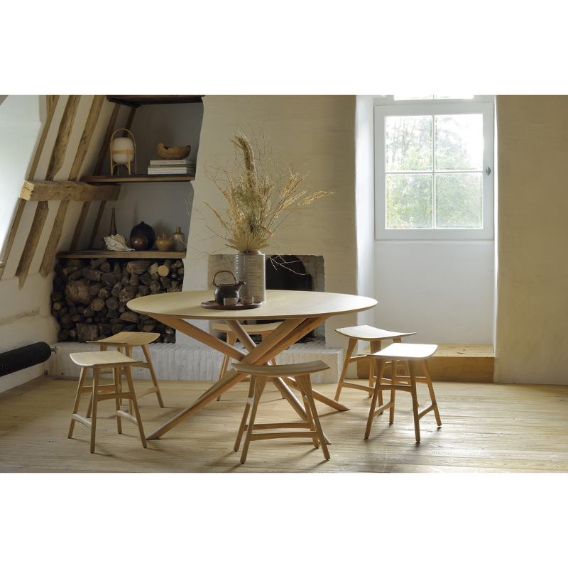 Osso is one of our most popular designs because of its versatility. This oak stool offers comfortable seating in your dining room, and are also great by themselves against a wall, or next to a sofa.
