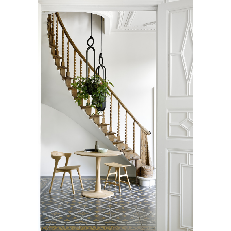 Osso is one of our most popular designs because of its versatility. This oak stool offers comfortable seating in your dining room, and are also great by themselves against a wall, or next to a sofa.