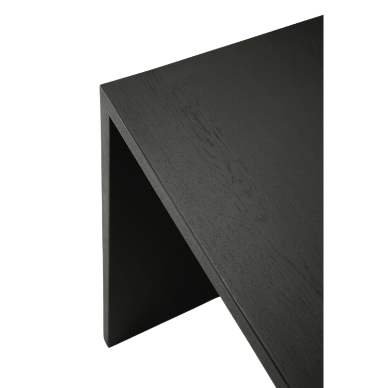 Thewood quality of the U Desk from Ethnicraft in black stained oak.