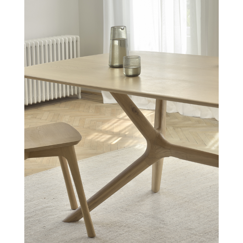 Complex in its simplicity. The X table’s sturdy yet intricate construction is a true work of art and a credit to the most advanced woodworking techniques. With a seamless structural interplay between the unique shape of the legs and the soft lines of the tabletop, guests will enjoy the most comfortable seating experience. Designed by Alain van Havre.
