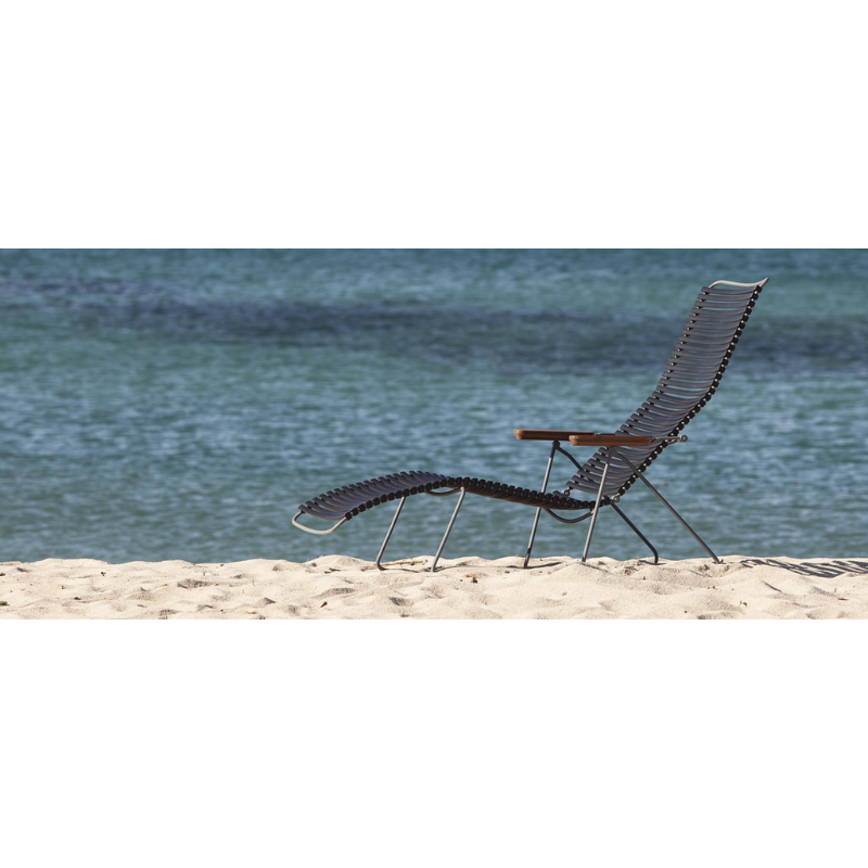 CLICK Sunlounger. The adjustable backrest, is shaped to fit your body perfect in its different positions. The curves make the Sunlounger very sculptural. Sit down, find your position and enjoy.