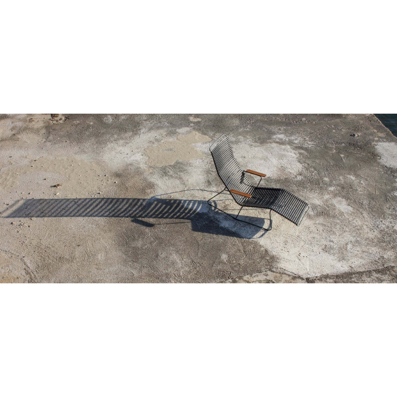 CLICK Sunrocker is a small design experiment that succeeded! You use yourself, your body, as counterpoint and your weight shift determines whether you stay in a sitting or a lying position. Do not touch anything, tear or pull. Just lean forward or back. Sit, lie. That simple.