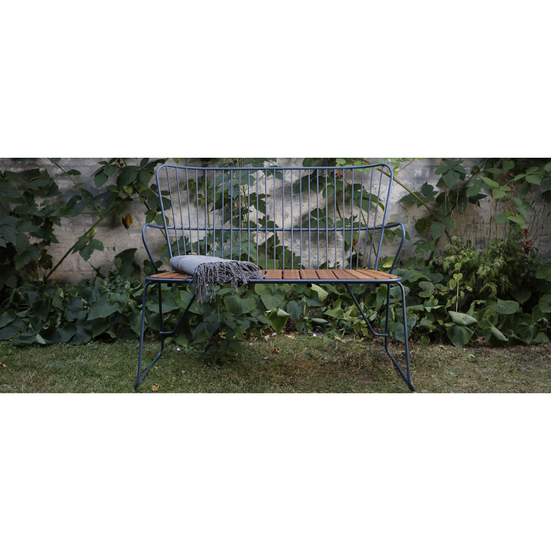 The PAON outdoor bench has Scandinavian influences in its design, but with a touch of French Victorian romance. The PAON bench provides optimal seating comfort which you would not expect from a metal chair!
