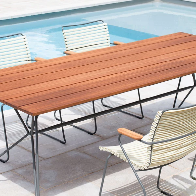 The Sketch outdoor table is a work of art that brings together the beauty of nature and the strength of metal. The bamboo lamellas are smooth and tactile, while the metal legs are sturdy and weather-resistant. This table is the perfect way to add a touch of sophistication to your outdoor space.