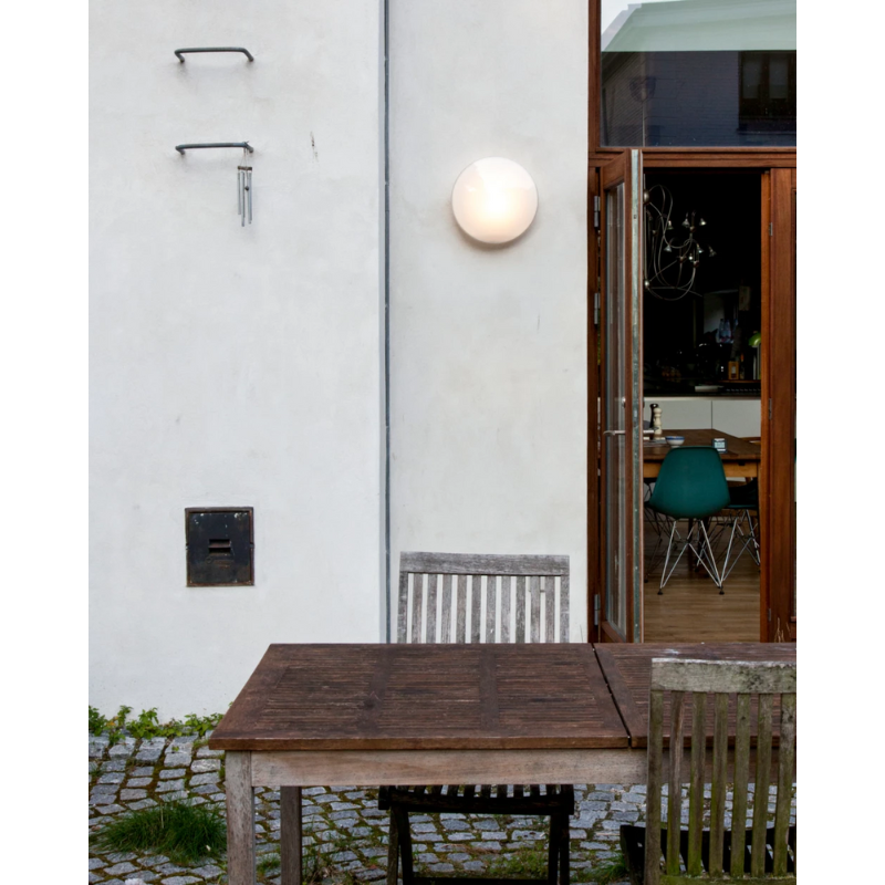 The AJ Eklipta Outdoor from Louis Poulsen in an outdoor dining space. all-groups