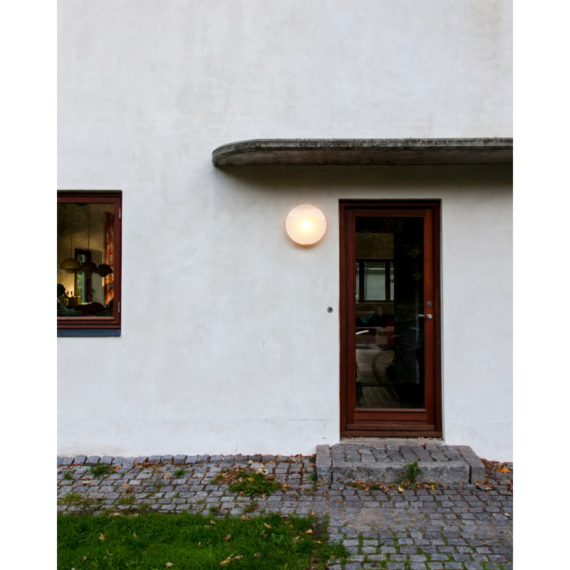 The AJ Eklipta Outdoor from Louis Poulsen, used as an outdoor wall sconce. all-groups