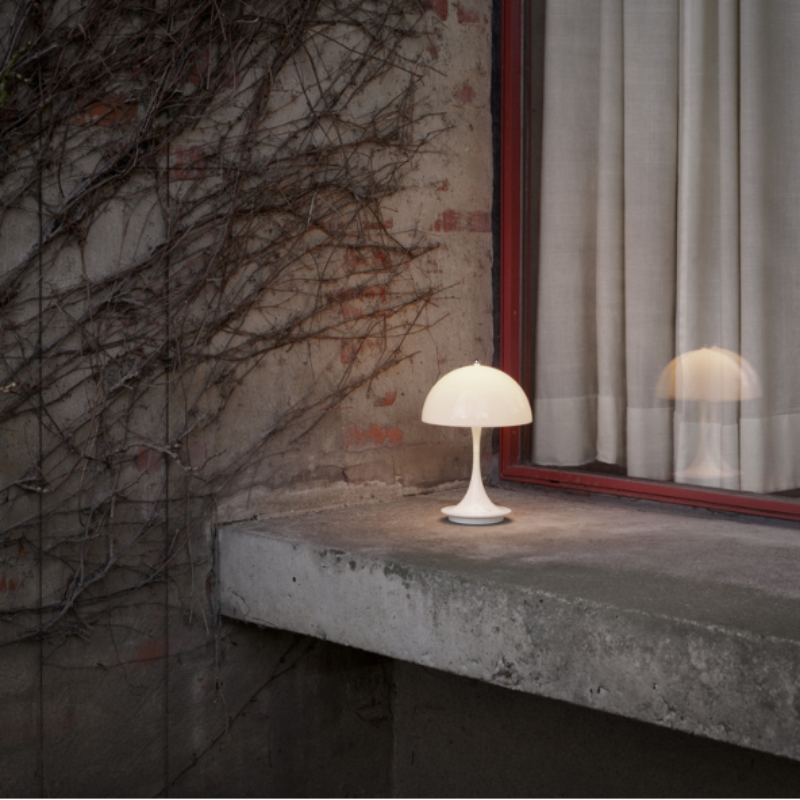 The Panthella 160 Portable from Louis Poulsen in a garden photograph.