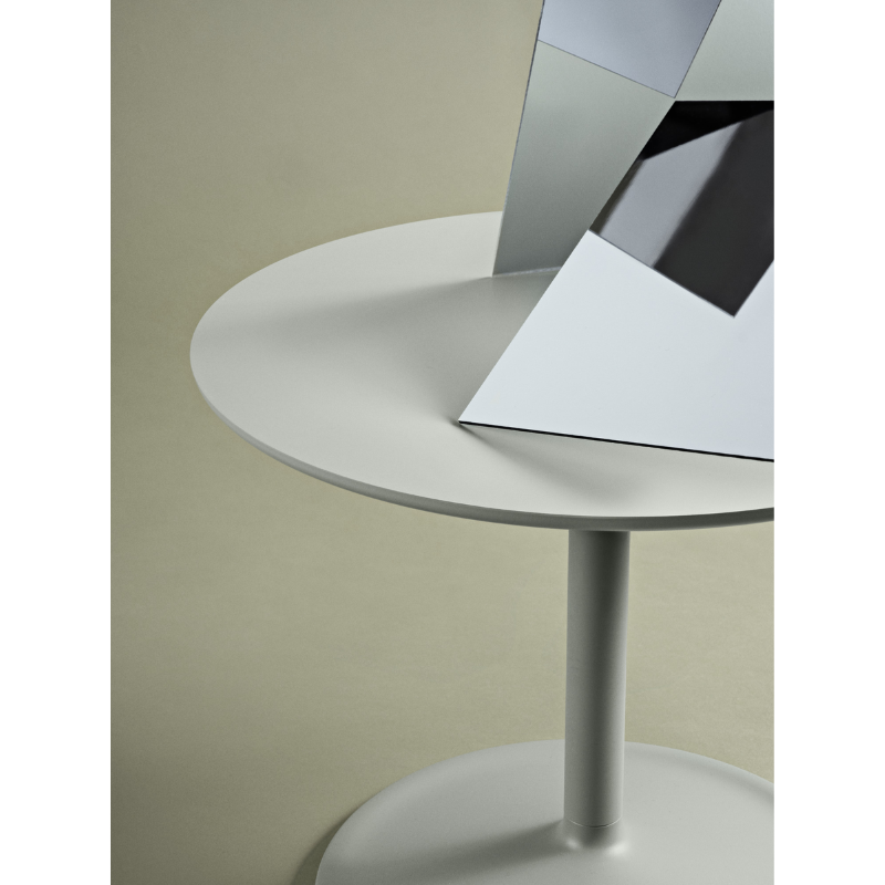 The Soft Side Table is both subtle yet characterful with its softened surfaces and understated functionalities. The soft and user-friendly interaction with the table is enhanced by the gentle grove under the tabletop, making it easy to move around.