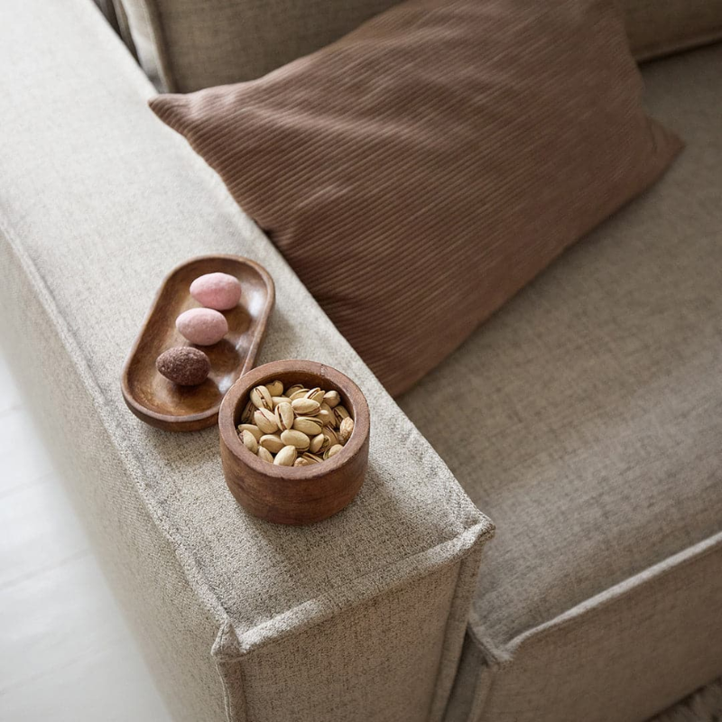 The versatile Newilla Sofa Bed can be used in both living rooms and secondary rooms, with a lift-out seat that effortlessly converts the sofa into a Full XL bed.