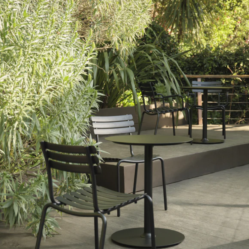 PICO is a collection of café tables ideal for various settings, whether indoors or outdoors, in private or public spaces.
