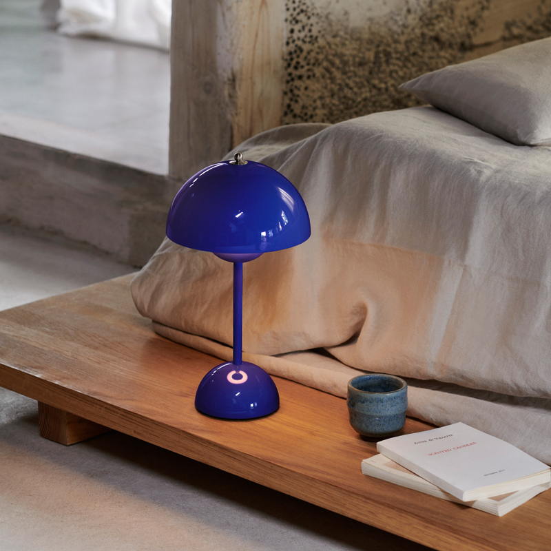 &Tradition VP9 Flowerpot Portable Table Lamp in cobalt blue being used as reading light