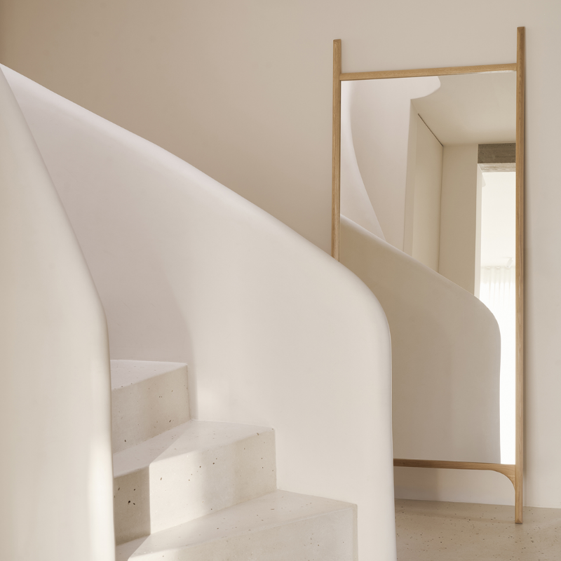 The full PI Oak Floor Mirror by Ethnicraft is standing behind the Modern staircase.