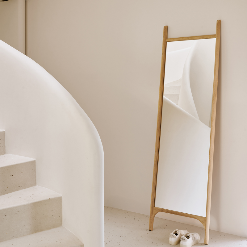 The Slim PI Oak Floor Mirror by Ethnicraft is standing behind the Modern staircase.