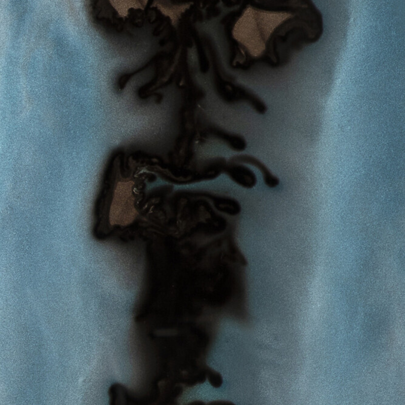 The Rectangular Organic Valet Tray Slate from Ethnicraft with the details of the hand-printed design.