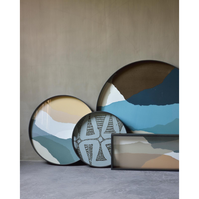 The round Wabi Sabi Glass Tray from Ethnicraft in a living space. all-groups