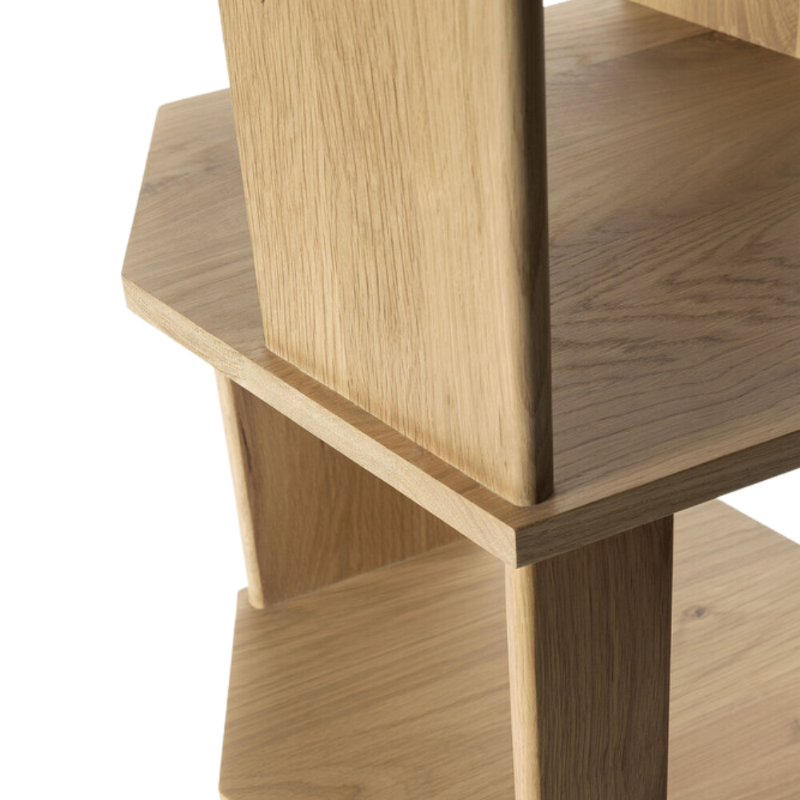 The Stairs Column Oak by Ethnicraft with a close-up of the shelves.