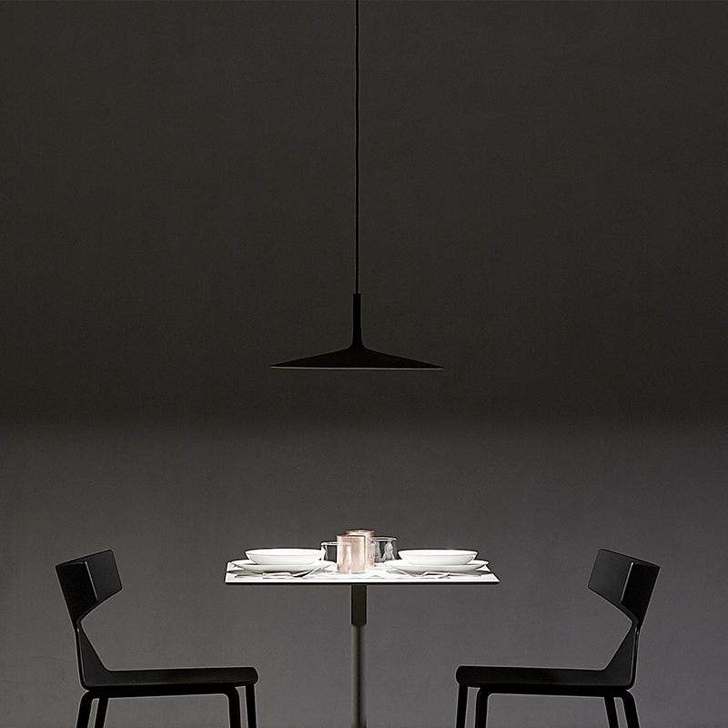 The Aplomb Large Pendant from Foscarini in anthracite in a living room.
