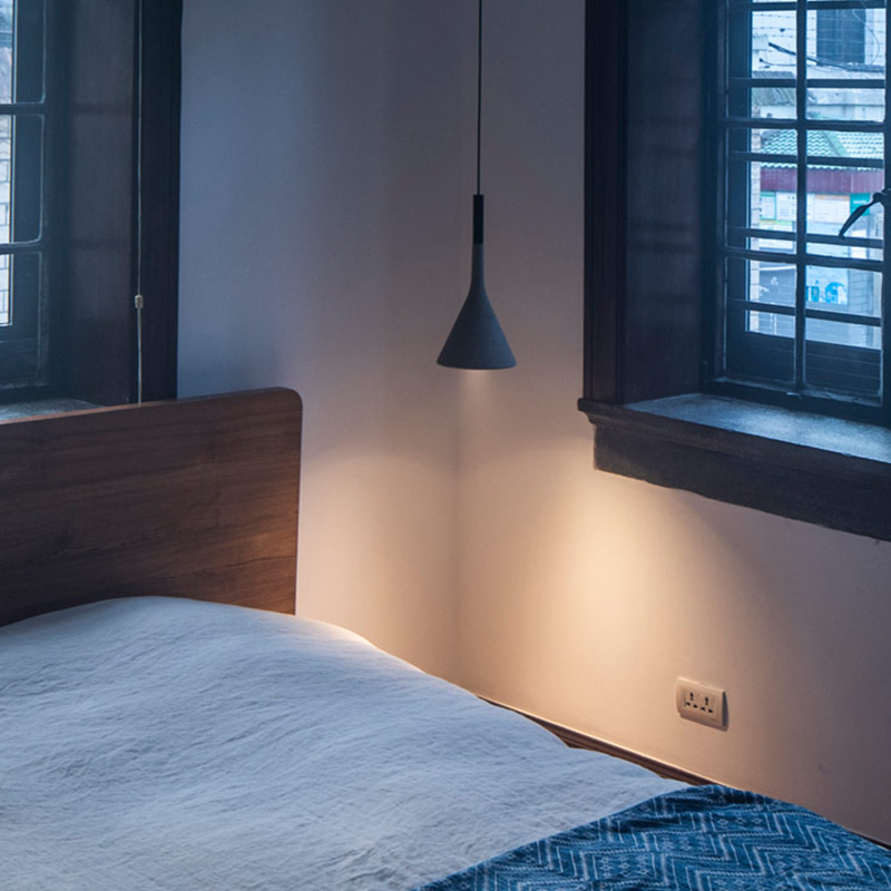 The Aplomb Pendant from Foscarini in anthracite in a family space.