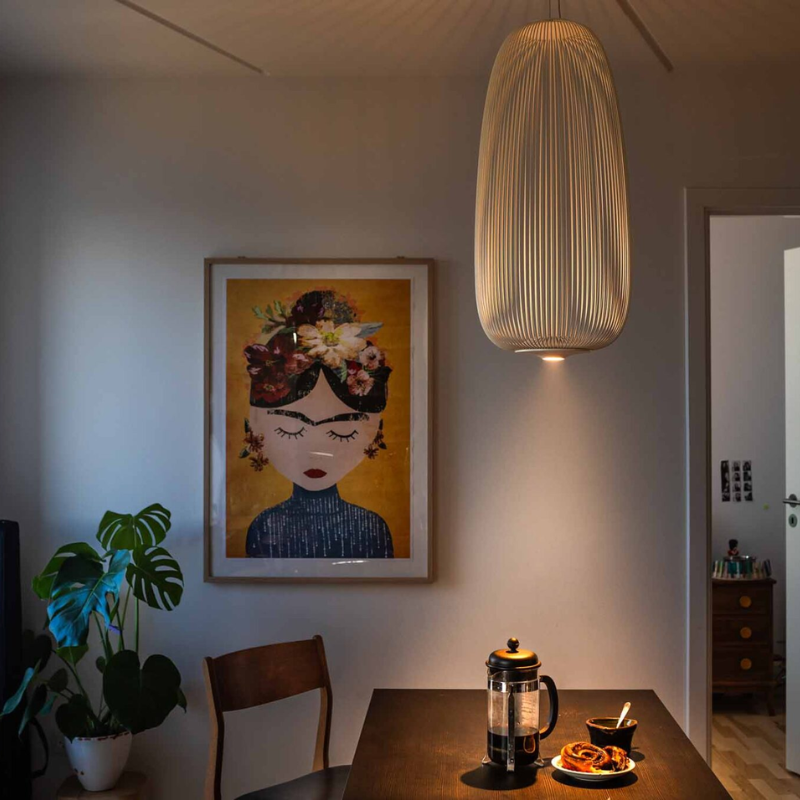 The Spokes 1 from Foscarini in gold in a dining room.