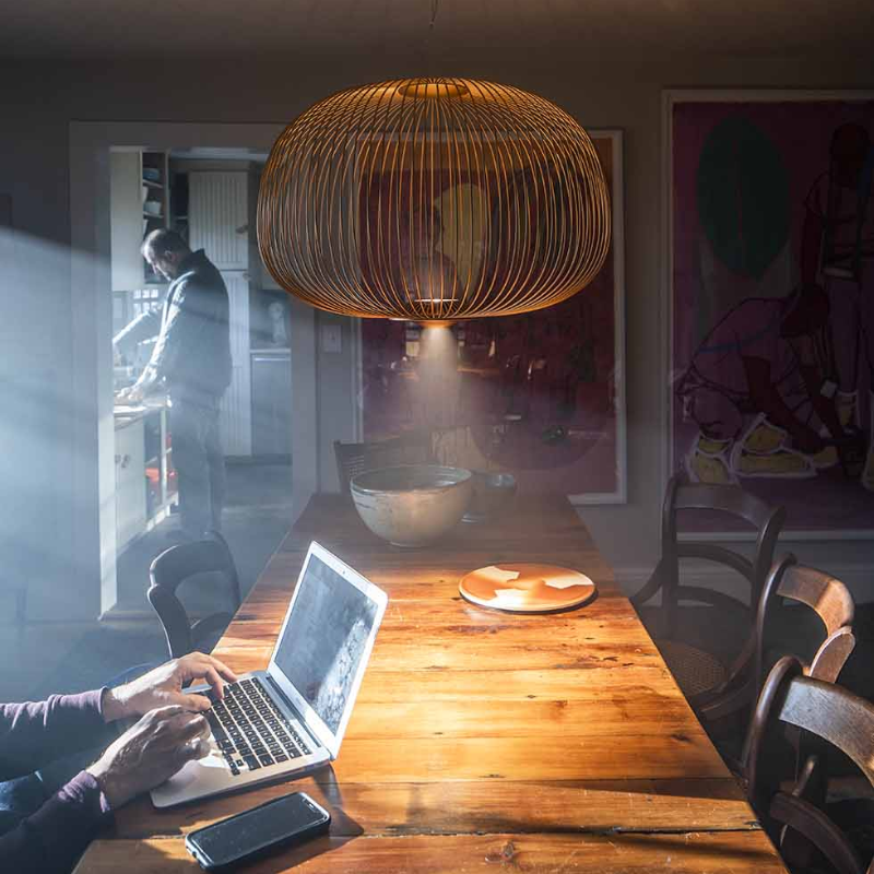 The Spokes 3 by Foscarini in gold in a dining room.