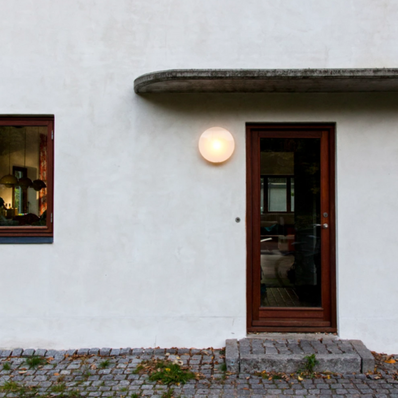 The AJ Eklipta Outdoor from Louis Poulsen, used as an outdoor wall sconce. all-groups
