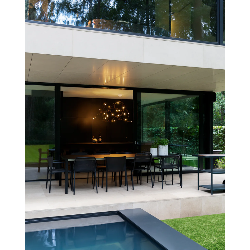 The medium twenty one light Flock of Light from Moooi in a dining space.