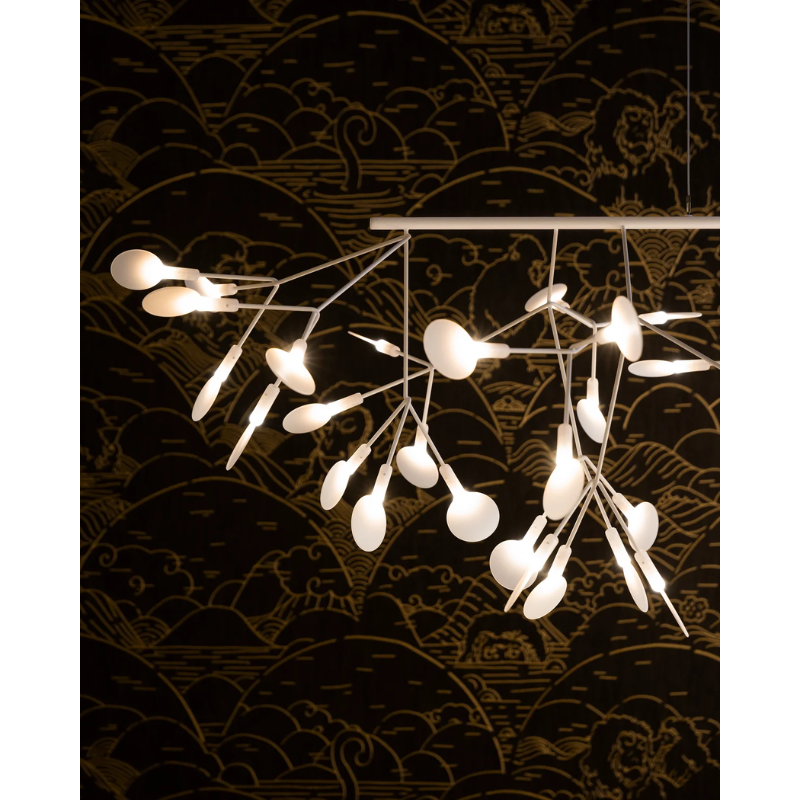 The white Heracleum III Linear from Moooi in a dining room in detail.