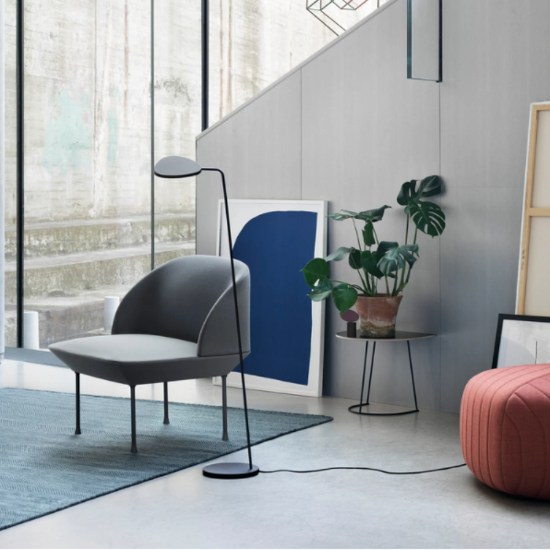 The Airy Coffee Table from Muuto in black in a living room.
