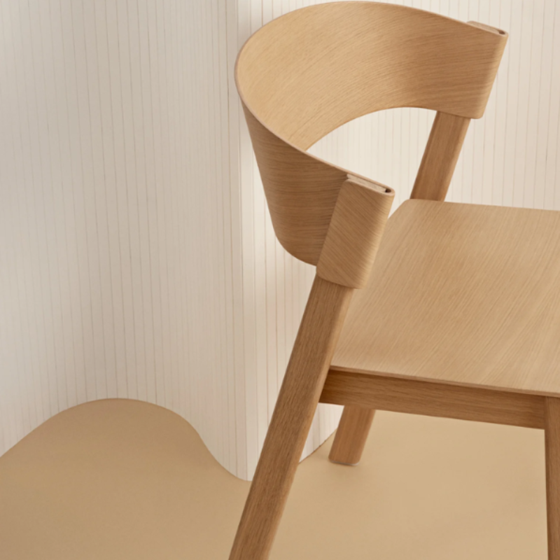 The Cover Side Chair from Muuto in oak in a living room.