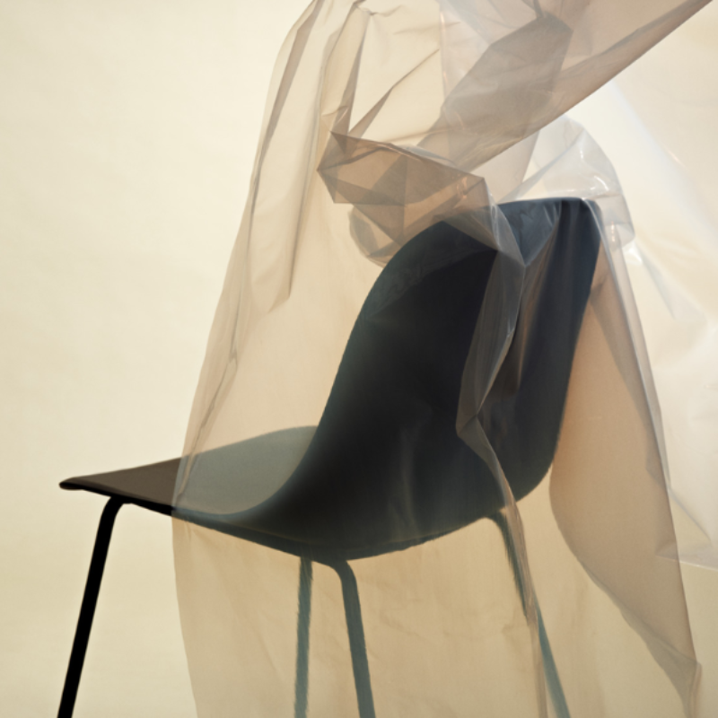 The anthracite black Fiber Side Chair from Muuto in a studio.