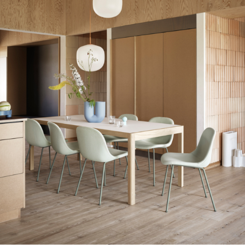 The gray Fiber Side Chair from Muuto in a dining room.