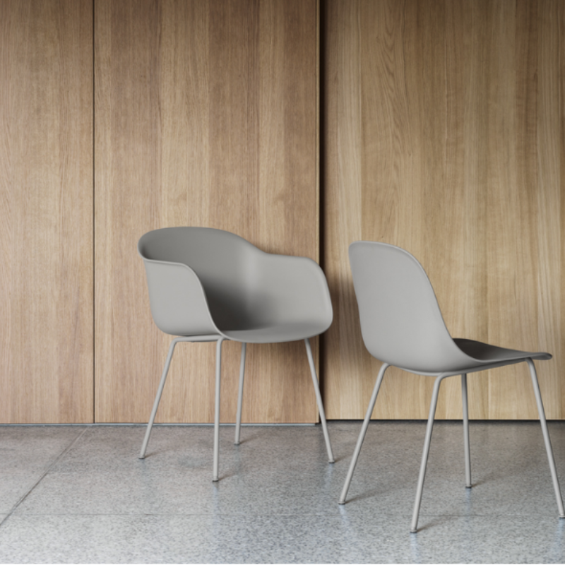 The gray Fiber Side Chair from Muuto in a living room.