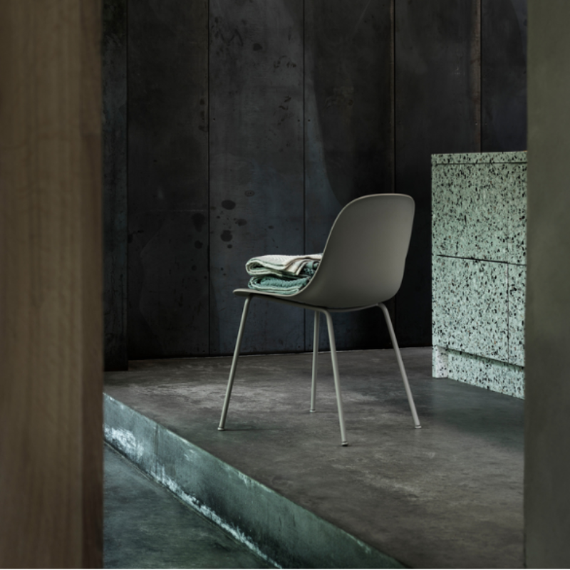 The gray Fiber Side Chair from Muuto in a living space.