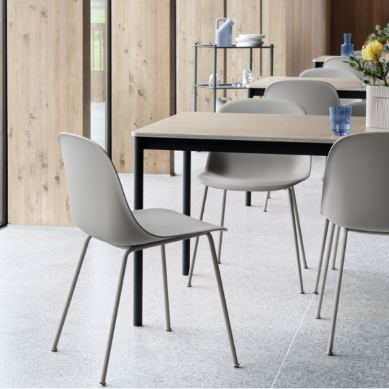 The gray Fiber Side Chair from Muuto in a meeting room.