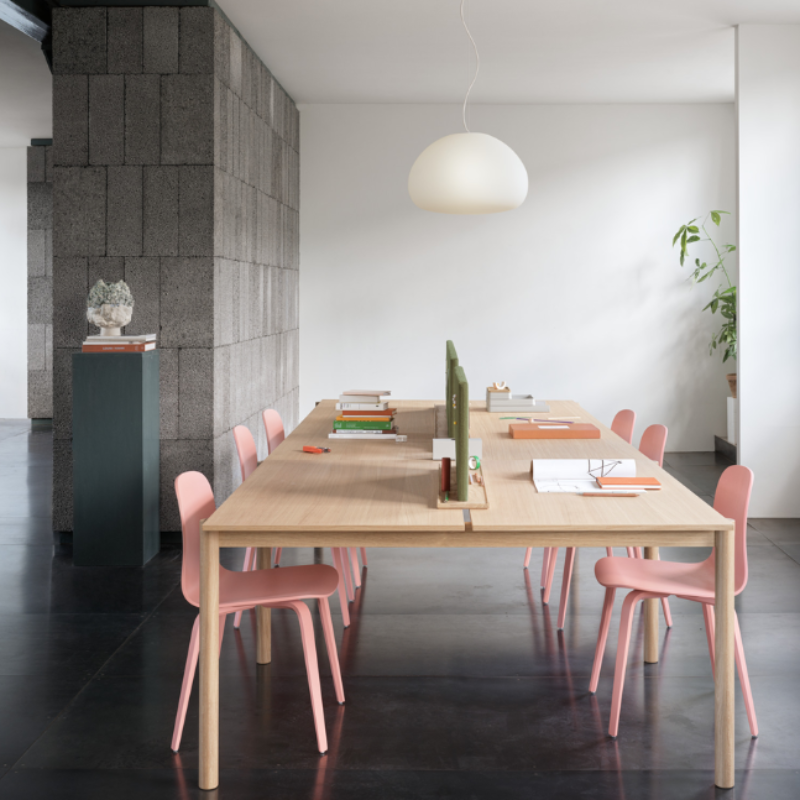 The large Fluid Pendant Lamp from Muuto in a living room.