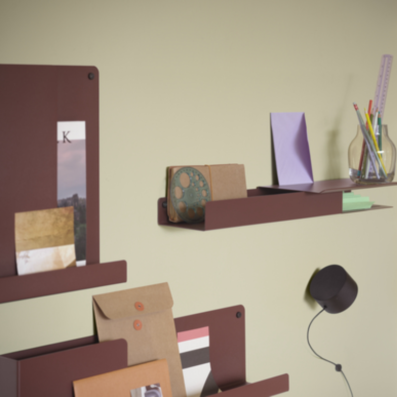 The Folded Sheves Deep Red from Muuto with a close-up.