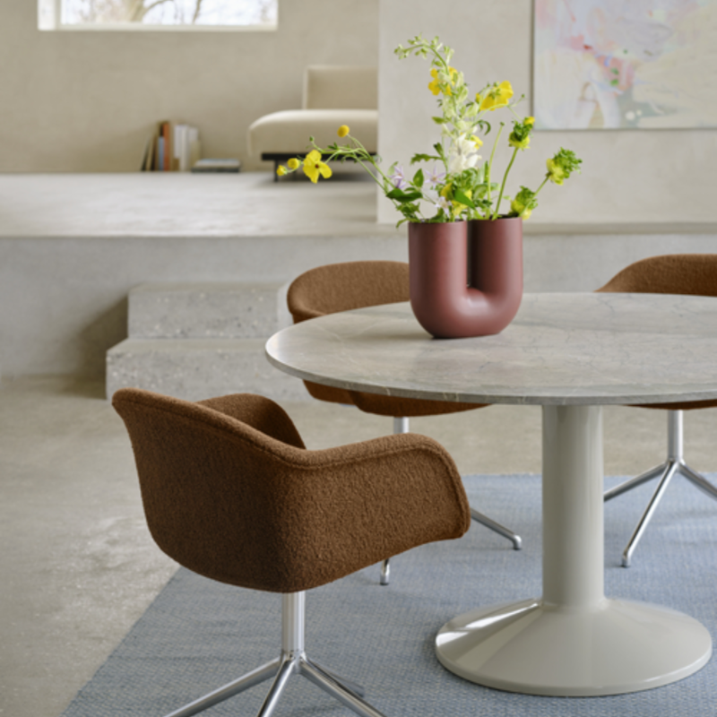 The Kink Vase Deep Red from Muuto in a living room.
