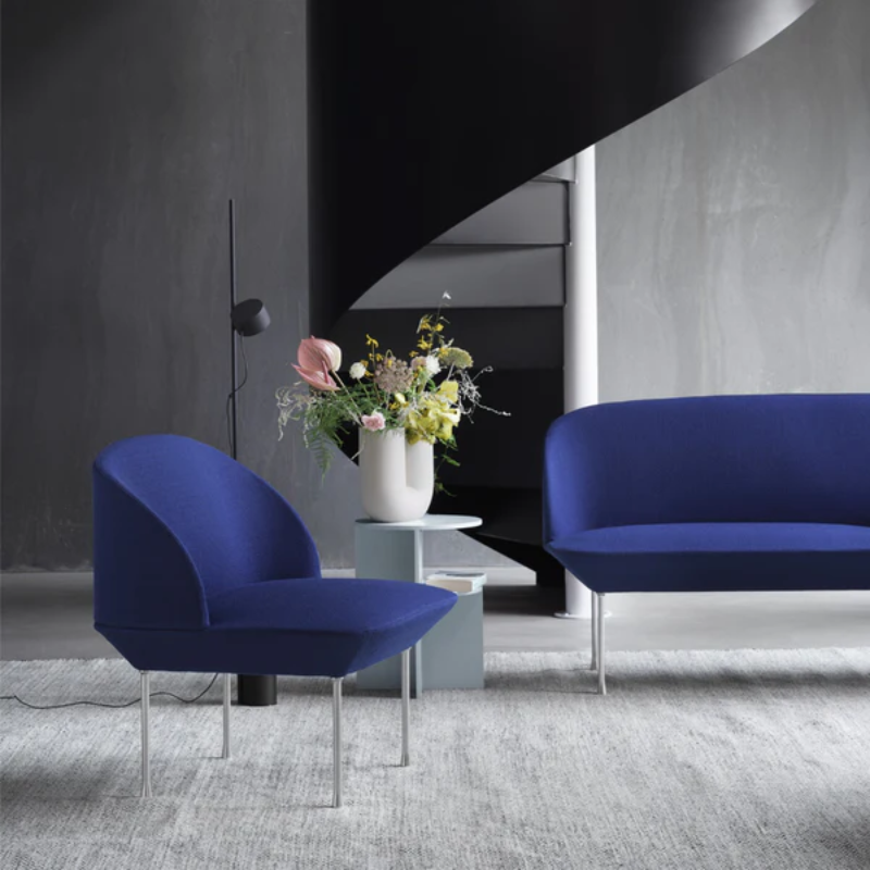 The Kink Vase by Muuto in light blue in a family area.