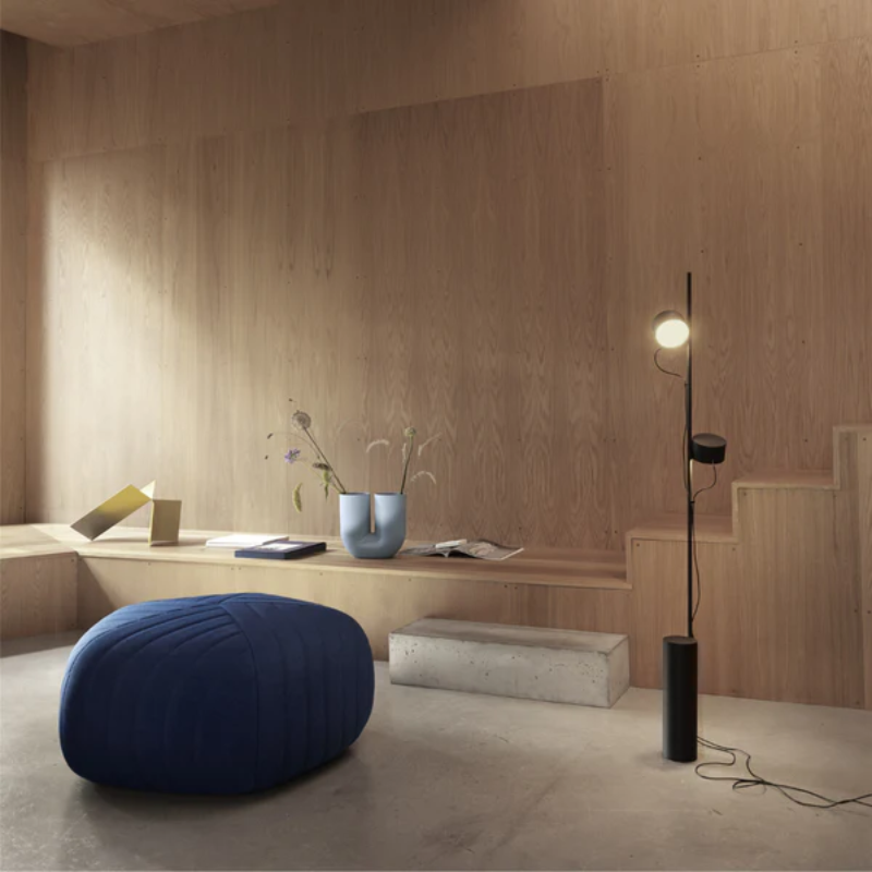 The Kink Vase by Muuto in light blue in a lounge.