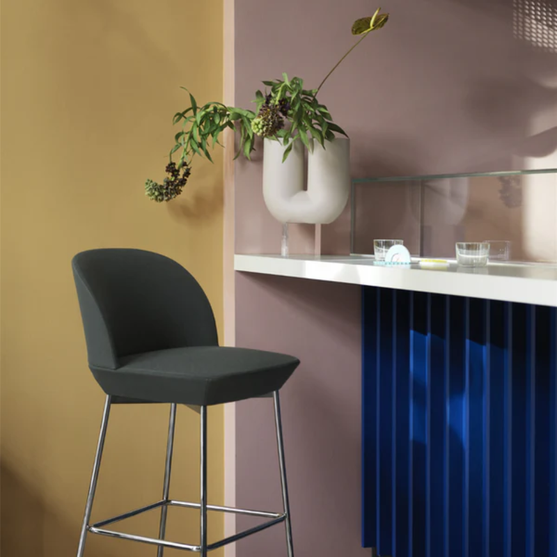 The Kink Vase by Muuto in sand on a kitchen bar.