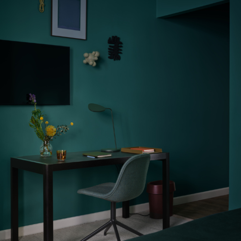 The dark green Leaf Table Lamp from Muuto in a office space.