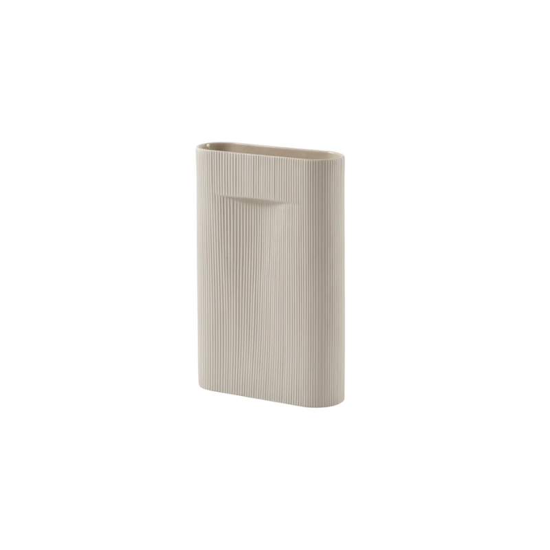 The medium Ridge Vase from Muuto in beige.