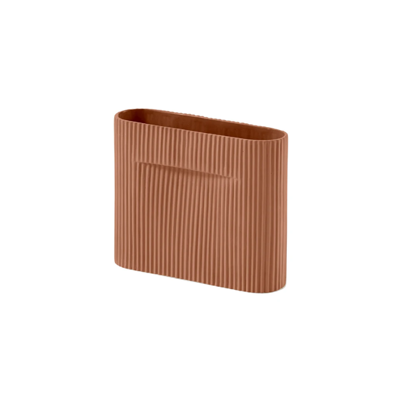 The small Ridge Vase from Muuto in terracotta.