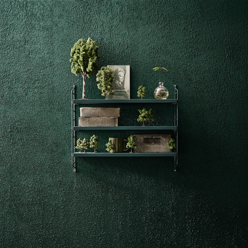 The String Pocket from String Furniture in tegnergron in a lounge.