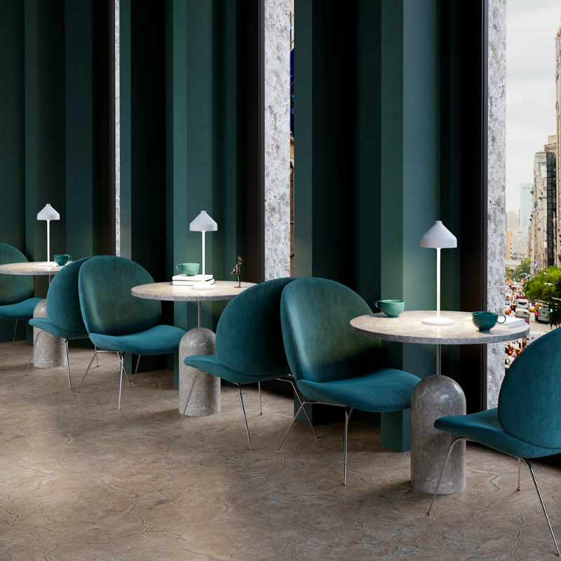 The white Amelie Pro from Zafferano in a cafe.