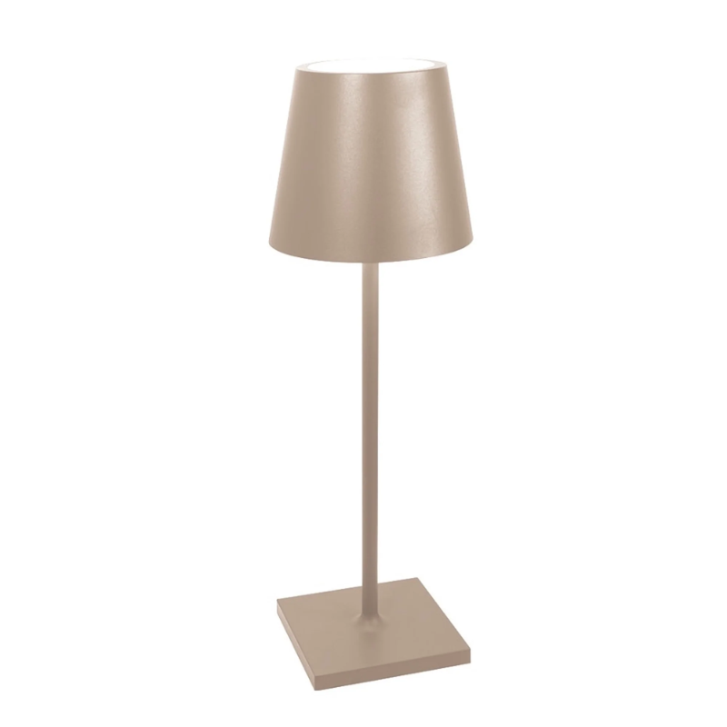 The sand Poldina Pro L Desk Lamp from Zafferano.